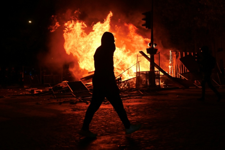 Incendie boulevard Haussmann à Paris lors des violences après la manifestation contre la "vie chère", le 17 octobre 2026 ( AFP / Guillaume Saligot )