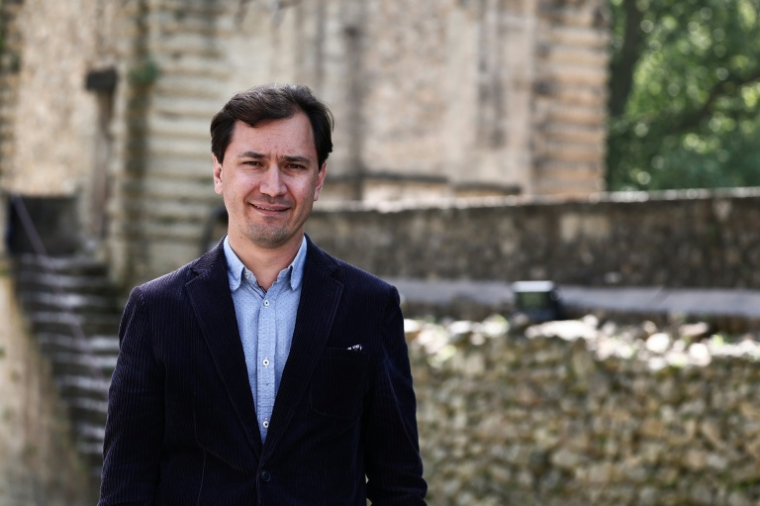 Paulin Reynard, directeur général du parc à thème "Rocher Mistral", dédié à l'histoire et aux traditions provençales, sdans l'enceinte du château de La Barben, le 28 avril 2026 dans les Bouches-du-Rhône ( AFP / Thibaud MORITZ )