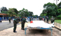 Des soldats thaïlandais se préparent à remettre les corps de 12 soldats cambodgiens aux autorités de Phnom Penh, au poste-frontière de Chong Sa-ngam (Thaïlande), le 27 juillet 2025  ( Royal Thai Army / - )