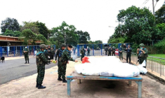 Des soldats thaïlandais se préparent à remettre les corps de 12 soldats cambodgiens aux autorités de Phnom Penh, au poste-frontière de Chong Sa-ngam (Thaïlande), le 27 juillet 2025  ( Royal Thai Army / - )