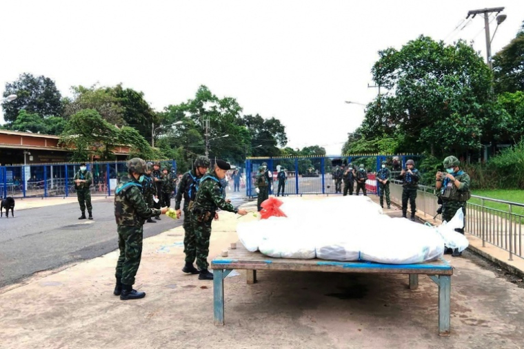 Des soldats thaïlandais se préparent à remettre les corps de 12 soldats cambodgiens aux autorités de Phnom Penh, au poste-frontière de Chong Sa-ngam (Thaïlande), le 27 juillet 2025 ( Royal Thai Army / - )