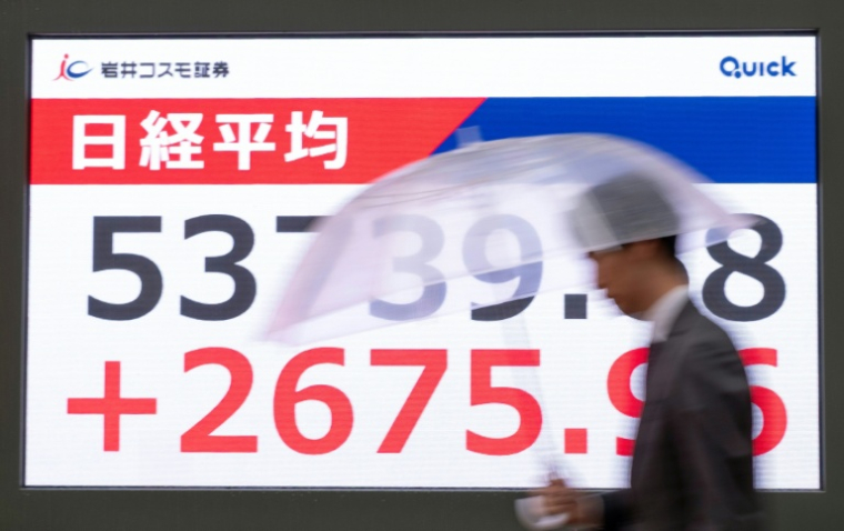 Un tableau électronique affiche les cours de clôture de l'indice Nikkei à la Bourse de Tokyo, le 1er avril 2026 ( AFP / Kazuhiro NOGI )