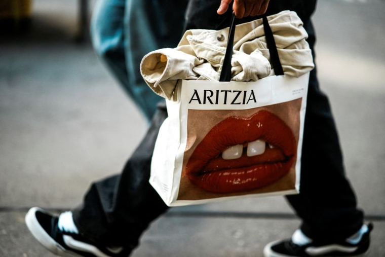 Un homme porte un sac de courses à Manhattan à New York