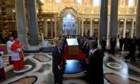 Photo publiée le 26 avril 2025 par les médias du Vatican montrant le cercueil du pape François porté à l'intérieur de la basilique Sainte-Marie-Majeure, sa dernière demeure, à la fin de ses funérailles à Rome ( VATICAN MEDIA / Handout )