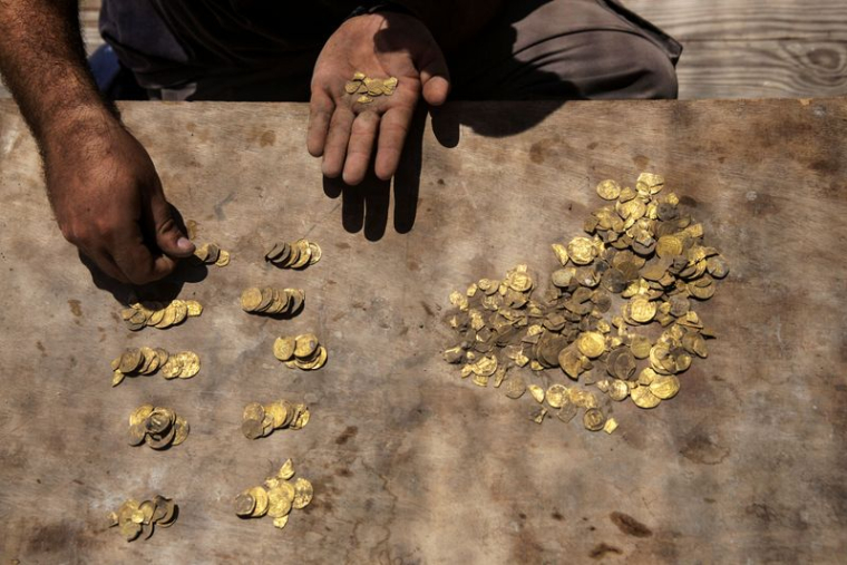 UN TRÉSOR DU IXE SIÈCLE CONSTITUÉ DE 425 PIÈCES D'OR DÉCOUVERT EN ISRAËL