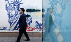 Fresque anti-américaine sur les murs de l'ex-ambassade américaine à Téhéran, le 1er février 2026 en Iran ( AFP / ATTA KENARE )