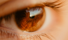GS010 a permis une amélioration statistiquement significative de l’acuité visuelle mais cette amélioration s’est produite dans les deux yeux… alors qu’un seul était traité. (crédit : Pexels)