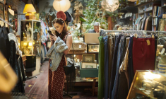 Comment consommer de manière écoresponsable pendant les soldes quand on aspire à faire de bonnes affaires? ( crédit photo : Getty Images )