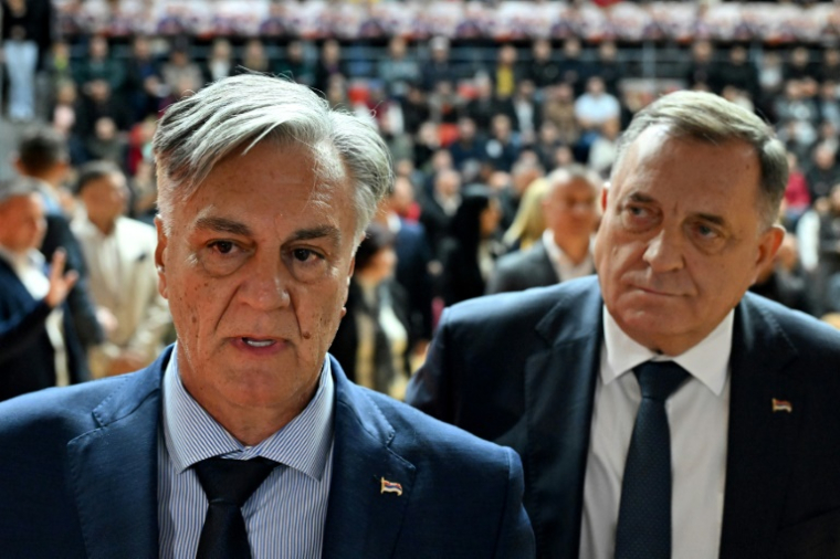 L'ancien président de la  Republika Srpska Milorad Dodik (droite), et le candidat à la présidentielle Sinisa Karan, lors d'un meeting de campagne à Foca, en Bosnie-Herzégovine, le 13 novembre 2025 ( AFP / Elvis BARUKCIC )