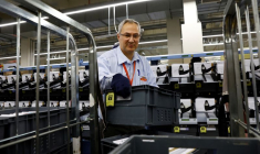 Un membre du personnel travaille sur la machine de tri intelligente au centre de courrier de Mount Pleasant à Londres