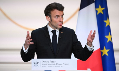 Le président Emmanuel Macron présente la stratégie rénovée de la France pour l'Afrique avant sa visite en Afrique centrale, à Paris