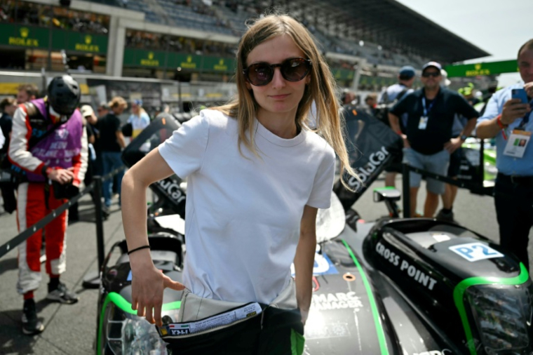 La jeune pilote française Doriane Pin se prépare avant le départ des 24 Heures du Mans, le 13 jiun 2026 ( AFP / LOU BENOIST )