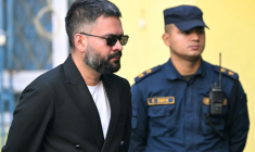 Le rappeur Balendra Shah (à gauche) devenu maire de Katmandou, qui a remporté son duel contre l'ex-Premier ministre KP Sharma Oil aux législatives, vote le 5 mars 2026 dans la capitale népalaise ( AFP / TAUSEEF MUSTAFA )