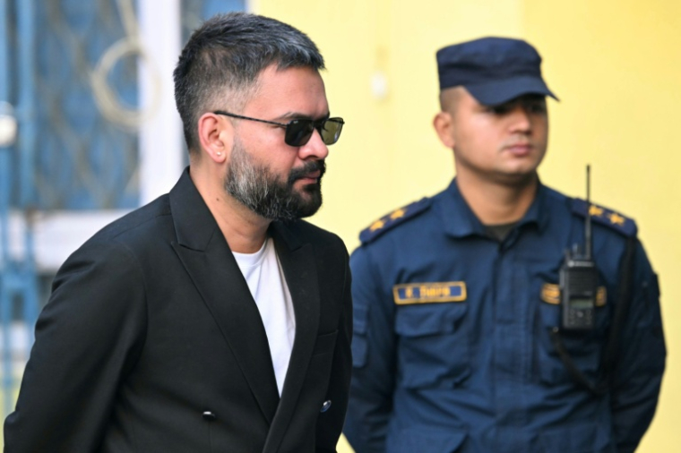 Le rappeur Balendra Shah (à gauche) devenu maire de Katmandou, qui a remporté son duel contre l'ex-Premier ministre KP Sharma Oil aux législatives, vote le 5 mars 2026 dans la capitale népalaise ( AFP / TAUSEEF MUSTAFA )