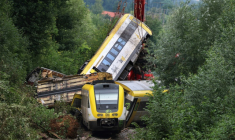 Une grue soulève le wagon endommagé d'un train, près de Riedlingen, dans le sud-ouest de l'Allemagne, le 28 juillet 2025, après son déraillement la veille ( AFP / Karl-Josef Hildenbrand )
