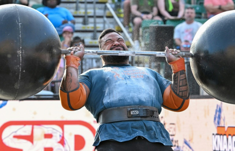 Eddie Williams d'Australie soulève une barre de cirque de 154 kg, au premier jour des qualifications du concours de "L'homme le plus fort du monde", le 15 mai 2025 à Sacramento, en Californie ( AFP / Robyn Beck )