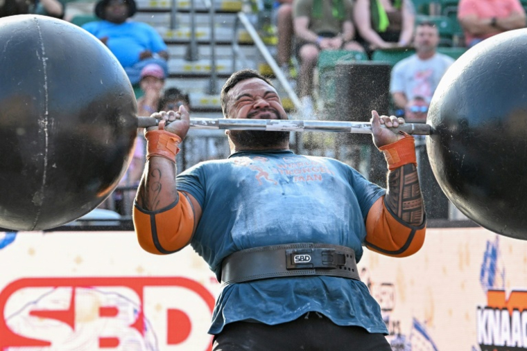 Eddie Williams d'Australie soulève une barre de cirque de 154 kg, au premier jour des qualifications du concours de "L'homme le plus fort du monde", le 15 mai 2025 à Sacramento, en Californie ( AFP / Robyn Beck )