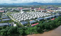 Le complexe KK Park dans le canton de Myawaddy, en Birmanie, vu depuis le disstrict de Mae Sot, dans la province frontalière de Tak, le 17 septembre 2025 en Thaïlande ( AFP / Lillian SUWANRUMPHA )