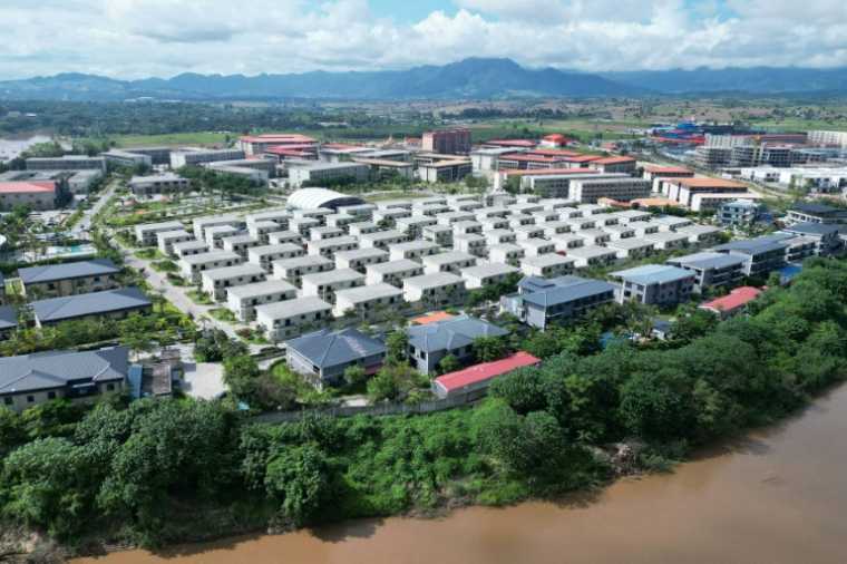 Le complexe KK Park dans le canton de Myawaddy en Birmanie, depuis le district de Mae Sot en Thaïlande, le 17 septembre 2025 ( AFP / Lillian SUWANRUMPHA )