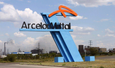 Le logo d'Arcelormittal sur un site de production. (Crédit:  / Wikimedia Commons)