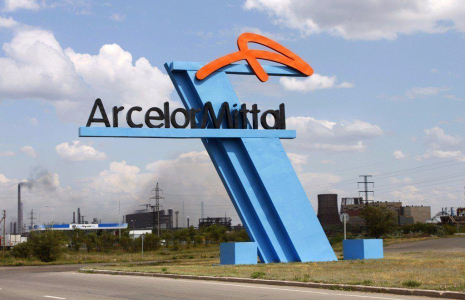 Le logo d'Arcelormittal sur un site de production. (Crédit:  / Wikimedia Commons)