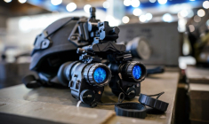 Des jumelles de vision nocturne. Exosens fournit les tubes des JVN. (Crédit:  / Adobe Stock)