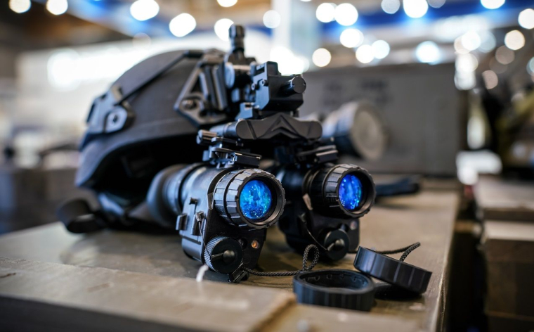 Des jumelles de vision nocturne. Exosens fournit les tubes des JVN. (Crédits: Adobe Stock)
