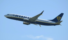 Payer pour s'asseoir à côté de ses enfants? Londres ouvre une enquête contre Ryanair ( AFP / Ed JONES )