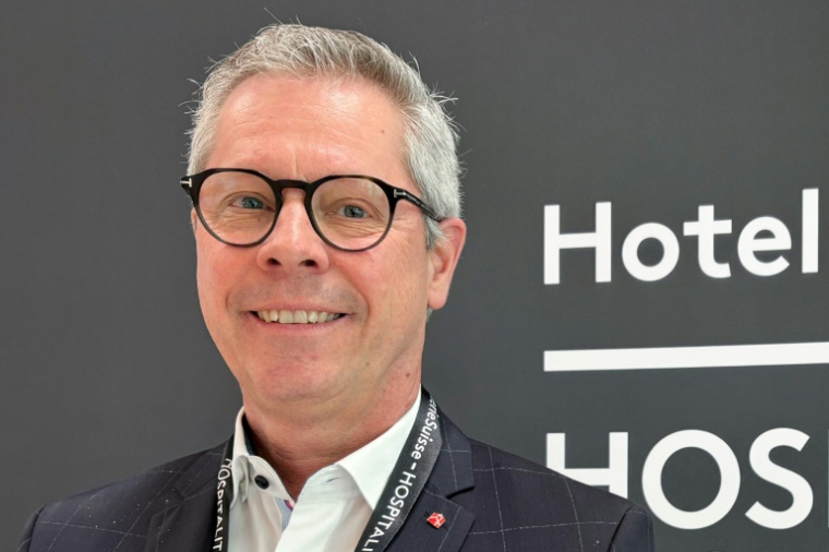 Le directeur général de deux hôtels quatre étoiles à Rüschlikon et Thalwil, Martin von Moos, à Orbe en Suisse le 3 juin 2026 ( AFP / Nathalie OLOF-ORS )