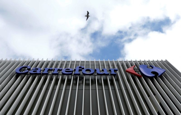 Le logo de Carrefour dans un hypermarché Carrefour à Nice