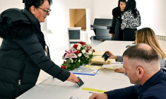 Une citoyenne de l'entité serbe de Bosnie (Republika Srpska) s'apprête à voter dans un bureau situé dans la ville de Laktasi, le 23 novembre 2025 ( AFP / ELVIS BARUKCIC )