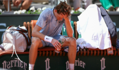 Le N.1 mondial Jannik Sinner tente de se rafraîchir sous une chaleur accablante, lors de son match finalement perdu face à l'Argentin Manuel Cerundolo, le 28 mai 2026 à Roland-Garros ( AFP / ALAIN JOCARD )