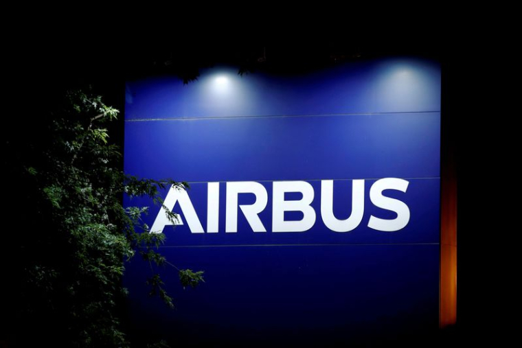Photo d'archives du logo d'Airbus à l'entrée de son usine de Blagnac près de Toulouse, France