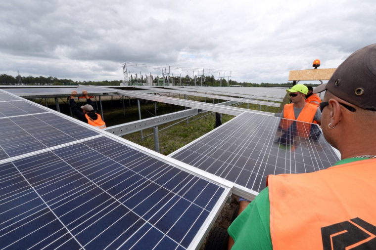 Installation de panneaux en 2015 pour la centrale photovoltaïque de Cestas (Gironde)développée par Neoen. ( AFP / MEHDI FEDOUACH )