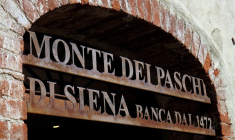 L'entrée de la banque Monte dei Paschi di Siena, à San Gusme, près de Sienne, en Italie