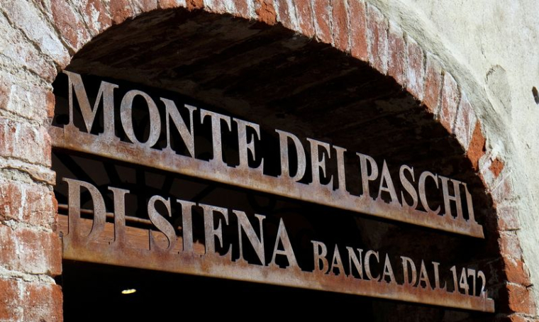 L'entrée de la banque Monte dei Paschi di Siena, à San Gusme, près de Sienne, en Italie