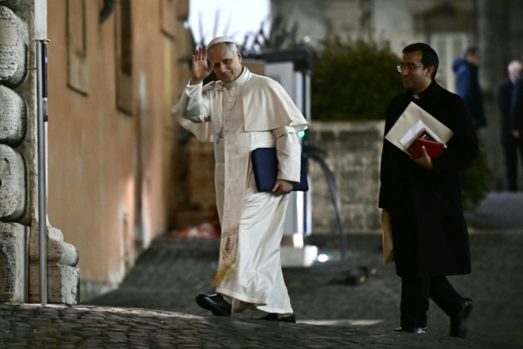 Le pape Léon XIV fait un salut de la main en entrant dans sa résidence après une réunion de deux jours avec les cardinaux dans le cadre d'un consistoire extraordinaire au Vatican, le 8 janvier 2026 ( AFP / Filippo MONTEFORTE )