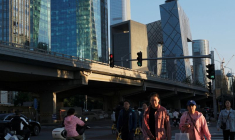 Des personnes traversent un carrefour près du quartier central des affaires à Pékin