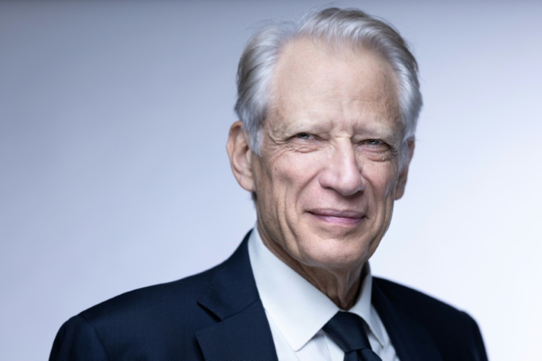 L'ancien Premier ministre Dominique de Villepin pose l e4 avril 2025 à Paris ( AFP / JOEL SAGET )