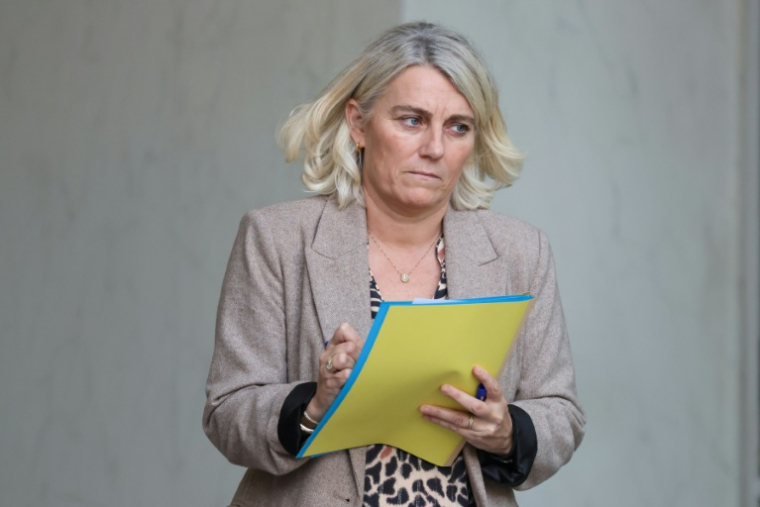 La ministre de la Santé Stéphanie Rist quitte le palais de l'Elysée après le conseil des ministres le 22 octobre 2025 à Paris ( AFP / Ludovic MARIN )