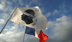 Par la voix d'hommes en armes, le groupuscule clandestin indépendantiste corse FLNC-UC a vivement rejeté l'autonomie actuellement en discussion pour l'île ( AFP / Pascal POCHARD-CASABIANCA )