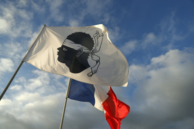 Par la voix d'hommes en armes, le groupuscule clandestin indépendantiste corse FLNC-UC a vivement rejeté l'autonomie actuellement en discussion pour l'île ( AFP / Pascal POCHARD-CASABIANCA )