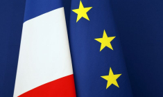 Des drapeaux français et européen à Matignon
