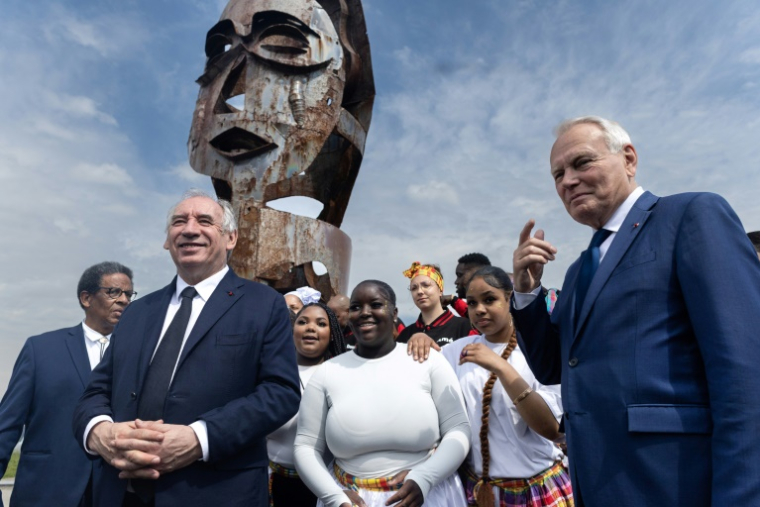 Le Premier ministre Bayrou (g) et l'ancien Premier ministre et président de la Fondation pour la mémoire de l'esclavage, Jean-Marc Ayrault (d), assistent aux commémorations de la Journée nationale des mémoires de l'esclavage et de ses abolitions, le 10 mai 2025 à Brest ( AFP / Fred TANNEAU )