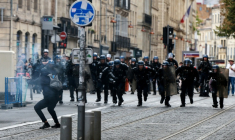 Des gendarmes mobiles chargent un manifestant pointant un mortier d'artifices vers eux pendant une manifestation lycéenne à Bordeaux, le 1er octobre 2026 ( AFP / ROMAIN PERROCHEAU )