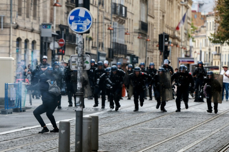 Des gendarmes mobiles chargent un manifestant pointant un mortier d'artifices vers eux pendant une manifestation lycéenne à Bordeaux, le 1er octobre 2026 ( AFP / ROMAIN PERROCHEAU )