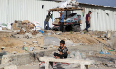 Les Palestiniens se préparent à fuir Rafah après que les forces israéliennes ont lancé une opération terrestre et aérienne dans la partie est de Gaza