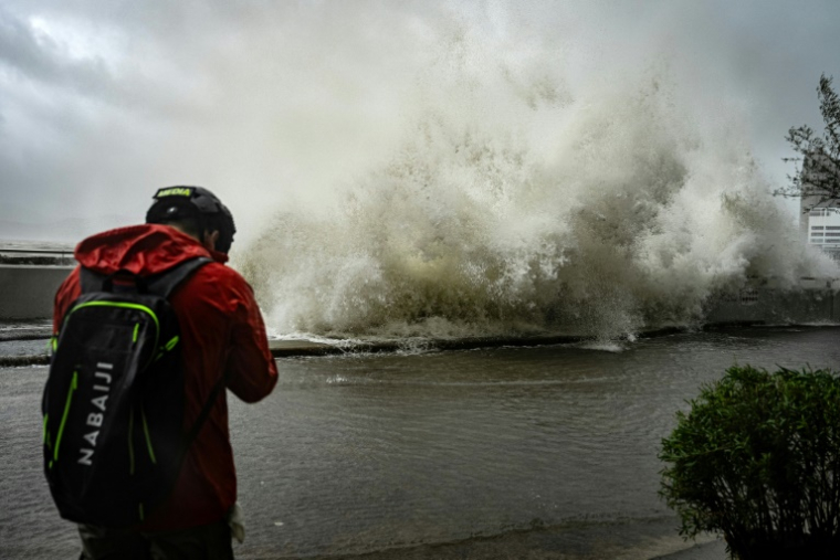 Des vagues s'écrasent sur une promenade le long de Heng Fa Chuen lors du passage du super-typhon Ragasa, le 24 septembre 2025 à Hong Kong ( AFP / Leung Man Hei )