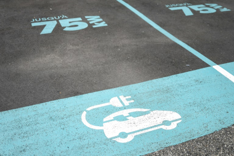 Des bornes de recharge pour voitures électriques à Toulouse, dans le sud-ouest de la France, le 17 juillet 2023 ( AFP / CHARLY TRIBALLEAU )