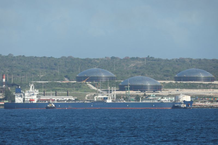 Un pétrolier russe entre au mouillage du port cubain de Matanzas
